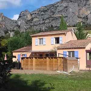 https://chambre-dhotes-lodalyre.fr-provencehotel.com